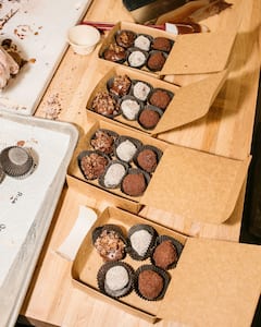 在布鲁克林的 Raaka Chocolate 卷制纯素松露