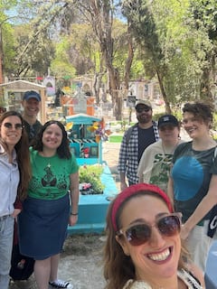 לגלות בית קברות עם עיתונאית המתמחה במוות