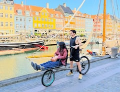 Viaja en una bicicleta de carga hecha a mano