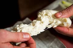 布拉塔奶酪和马苏里拉奶酪：亲手制作奶酪体验