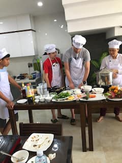 Participez à un cours de cuisine privé à Tra Que Herbal