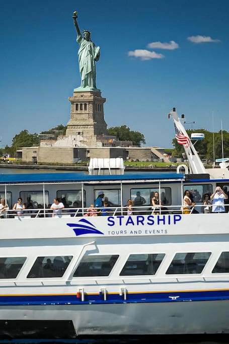 Cruise to iconic NYC landmarks