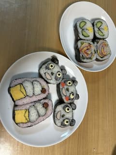 用Hana的绿色芯片来卷装饰卷寿司吧