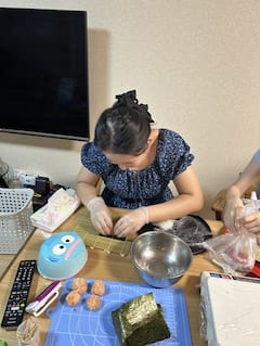 用Hana的绿色芯片来卷装饰卷寿司吧