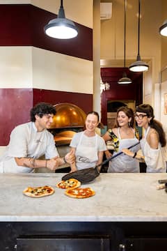 Clase de preparación de pizza y helado con un chef romano