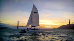 Navega en catamarán al atardecer