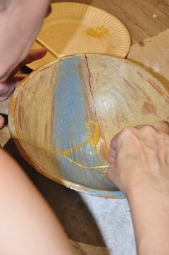 Practica kintsugi con una alfarera consciente