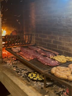 Asado uruguayo: fuego, carne y cultura