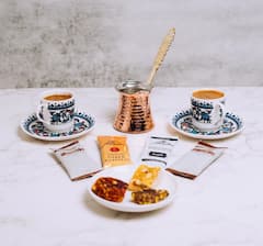 Prepara café turco sobre la arena en Nueva York