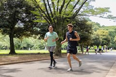 在代代木公园与当地人一起晨跑和喝咖啡