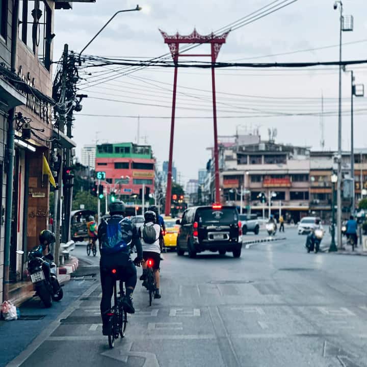 बँकॉकच्या जुन्या शहराची ई-बाईकवरून शोधाशोध