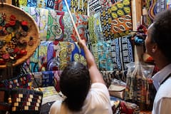 Kigali: Confecciona un kimono con un artesano textil.