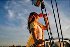 Recorrido a pie por el casco antiguo, sangría y crucero en barco de 1 hora