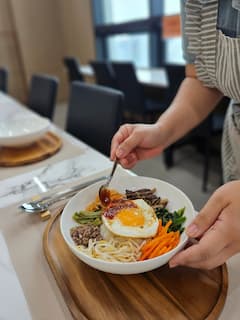 与当地人一起用餐：拌饭、达尔戈纳和茶
