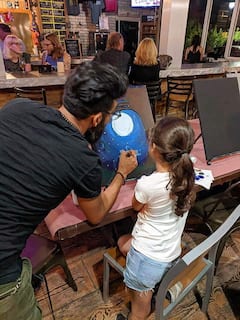חוויית ציור באומנות בחצר האחורית של טיקי בר