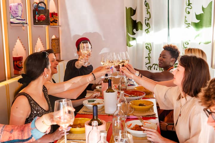 Prepara un cuscus tradizionale per il matrimonio a Suqsu