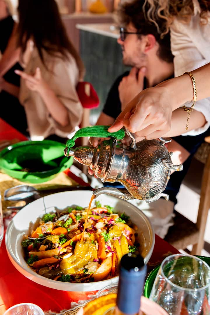 Prepara un cuscus tradizionale per il matrimonio a Suqsu