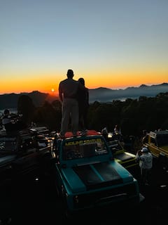 Excursión en jeep al amanecer al monte Batur, lava negra y aguas termales
