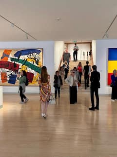 Explora la escena de las galerías de París con un tasador de arte