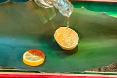 Prueba el destilador un mezcal de Oaxaca