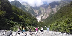 Une paroi rocheuse impressionnante : la promenade Minakami Nature Walk autour du mont Tanigawa et de la crique de Kurazawa