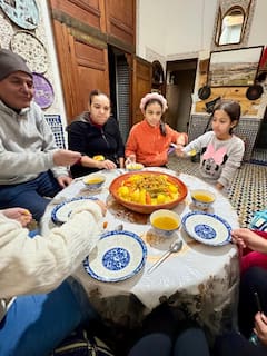 Cena tradicional marroquí en casa de un habitante de Fez