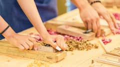 Atelier de fabrication de baguettes à Tokyo Asakusa avec un habitant