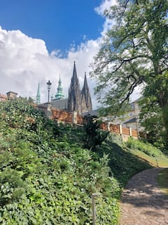 Pasea por los jardines del castillo de Praga con un historiador