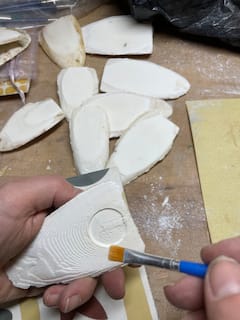 用乌贼骨熔炼打造珠宝
