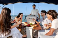 Navega por la costa de Barcelona con un capitán local