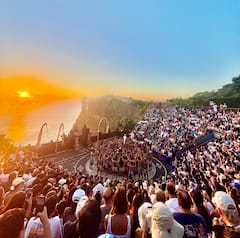 Templo de Uluwatu y danza kecak con un anfitrión local