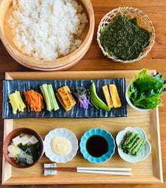 Préparez des sushis temaki dans une cuisine de maison à Tokyo