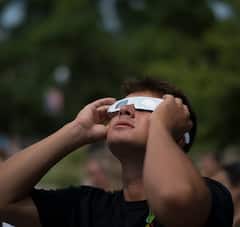 View totality at a winery with an astrophysicist