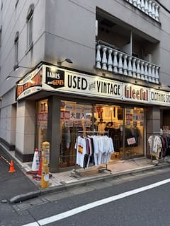Promenez-vous dans les boutiques vintage et les temples de Shimokitazawa