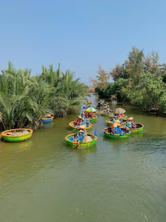 ขี่ควาย ล่องเรือบาสเก็ต และสำรวจตลาดท้องถิ่น