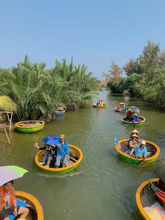ขี่ควาย ล่องเรือบาสเก็ต และสำรวจตลาดท้องถิ่น