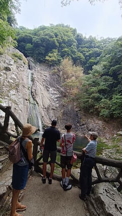 与当地导游一起游览神户的大自然和日本的传统，并品尝神户牛肉