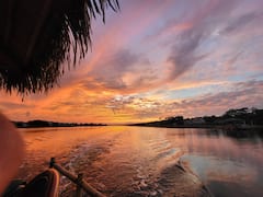 Navega al atardecer en un barco bar tiki con un capitán