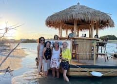 Navega al atardecer en un barco bar tiki con un capitán