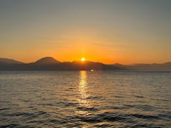 Aperitivo al atardecer en velero