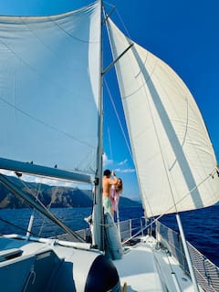 Aperitivo al atardecer en velero