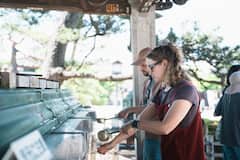 Visita guiada al templo Zenkō-ji y degustación de sake