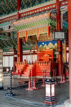 เดินเล่นยามเย็นพร้อมฟังเรื่องราวเกี่ยวกับพระราชวังเกียงบกกุงในกรุงโซล