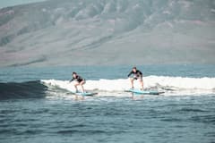 Surf privado en Maui con un experto local