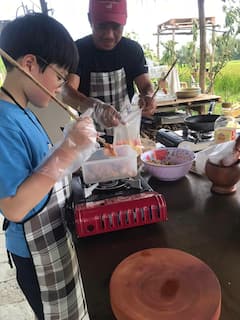 Clase de cocina y ciclismo por grandes campos de arroz