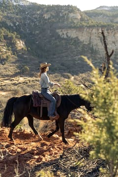 Escala por un sendero de cabras montesas con un vaquero