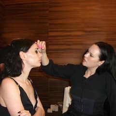 Clase magistral de maquillaje facial para una mirada impactante