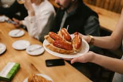 在圣塞巴斯蒂安市中心品尝 Pintxos 牙签小吃