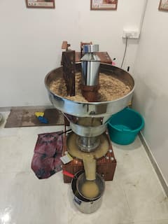 Embotella aceite prensado en frío con el fundador de un molino