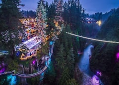 Cruza el puente iluminado de Capilano